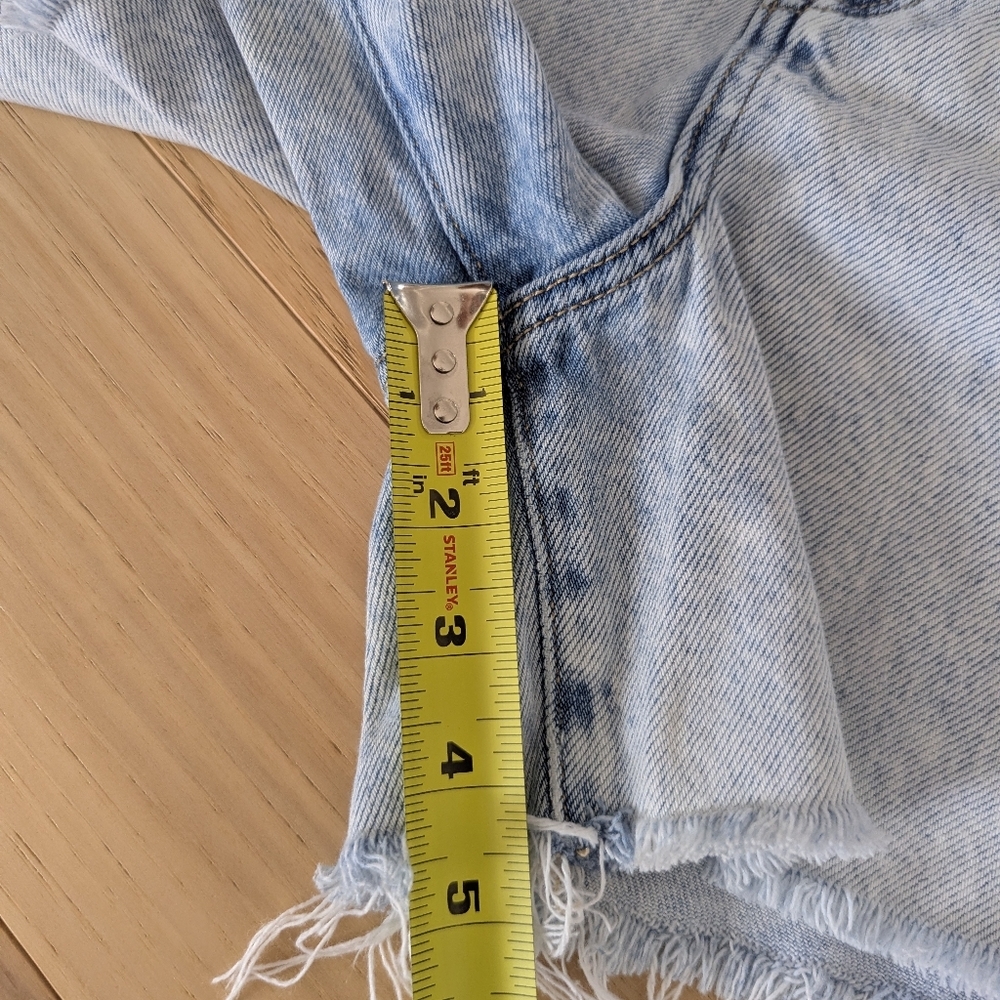 American Eagle Mom Shorts High Rise Acid Wash Distressed Denim - Size 4 - Picture 7 of 10